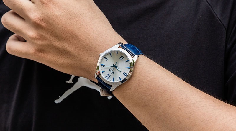 Kiểu dáng nam tính, thanh lịch, chiếc đồng hồ quartz này phù hợp với các chàng trai trẻ trung Kiểu dáng nam tính, thanh lịch, chiếc đồng hồ quartz này phù hợp với các chàng trai trẻ trung