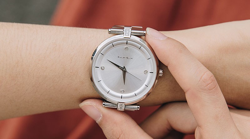 Chiếc đồng hồ này có thiết kế nữ tính, thanh lịch, dành riêng cho các cô nàng tinh tế, trẻ trung Chiếc đồng hồ này có thiết kế nữ tính, thanh lịch, dành riêng cho các cô nàng tinh tế, trẻ trung