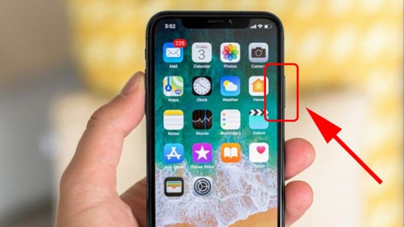 Nhấn rồi giữ phím nguồn của điện thoại iPhone 14 