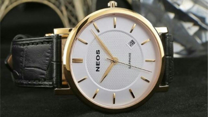 Mặt đồng hồ được l&agrave;m từ đ&aacute; Sapphire