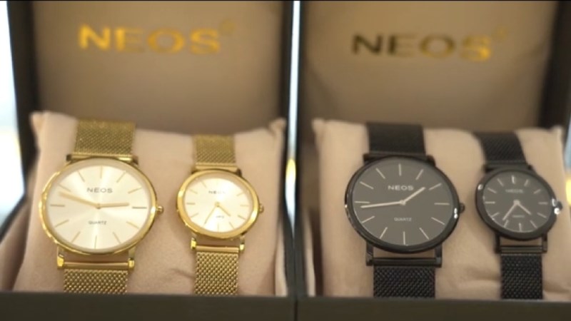 Tr&ecirc;n mặt ngo&agrave;i v&agrave; trong của nắp hộp đều in t&ecirc;n chữ &ldquo;NEOS&rdquo;