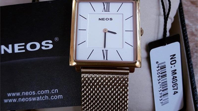 C&aacute;c giấy tờ với c&aacute;c th&ocirc;ng tin cần thiết về đồng hồ