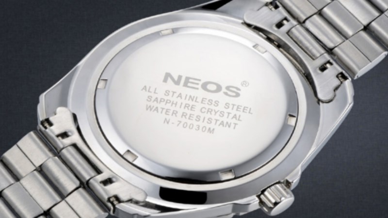 Mặt đ&aacute;y của đồng hồ thường khắc số v&agrave; chữ