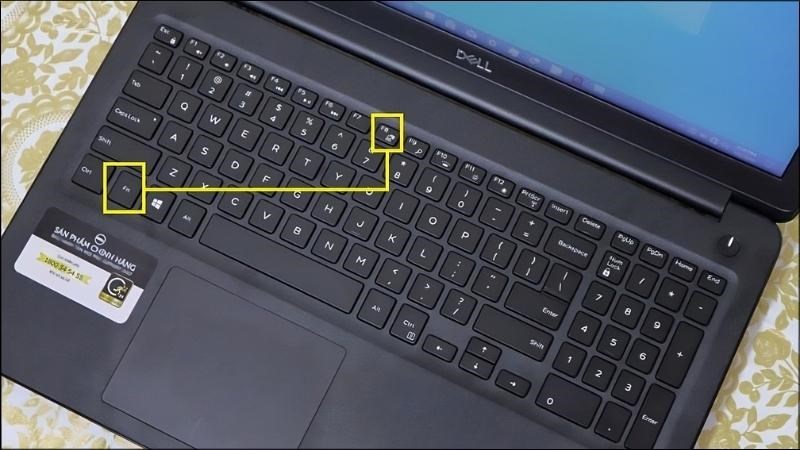 Sử dụng tổ hợp ph&iacute;m Fn + F8 để chuyển chế độ tr&igrave;nh chiếu l&ecirc;n m&aacute;y chiếu