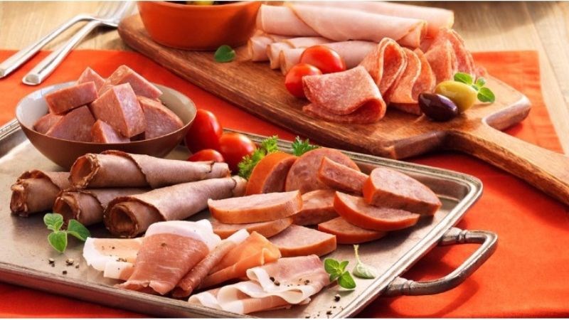 Các loại thịt đã qua chế biến như xúc xích, thịt xông khói,... là những thực phẩm chứa nhiều cholesterol