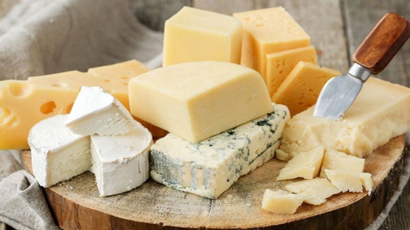 Phô mai chứa cholesterol và nhiều chất béo bão hòa