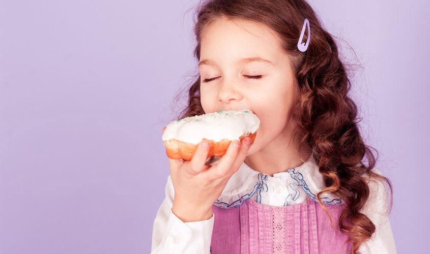Hạn chế cho bé ăn nhiều đồ ngọt dịp Tết để gây béo phì và sâu răng