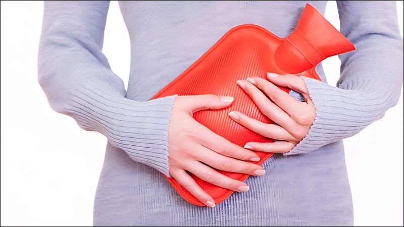 Sử dụng túi chườm để giữ ấm cho vùng bụng dưới giúp làm dày niêm mạc