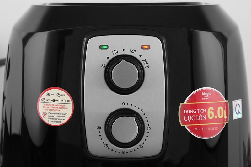 Bảng điều khiển núm vặn trên nồi chiên không dầu Magic A-83 6 lít