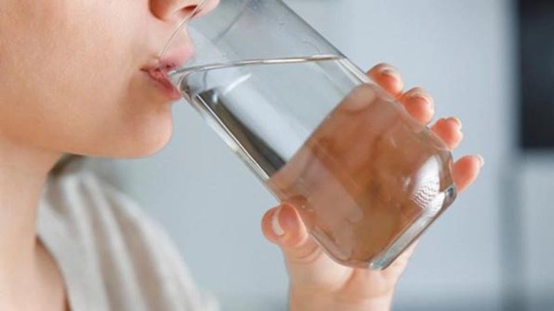 Uống đầy đủ nước mỗi ngày có thể giúp hỗ trợ điều trị nước tiểu bị đục Uống đầy đủ nước mỗi ngày có thể giúp hỗ trợ điều trị nước tiểu bị đục
