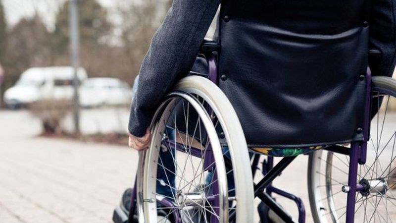 Bệnh nhân Parkinson ở giai đoạn muộn có thể phải sử dụng xe lăn Bệnh nhân Parkinson ở giai đoạn muộn có thể phải sử dụng xe lăn