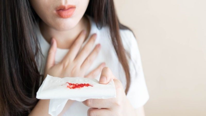 Nôn ra máu là dấu hiệu cần đến gặp bác sĩ sớm Nôn ra máu là dấu hiệu cần đến gặp bác sĩ sớm