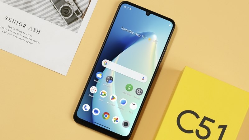 realme C51 sở hữu vẻ ngo&agrave;i nổi bật với mặt lưng lấp l&aacute;nh, kết hợp với gam m&agrave;u gradient