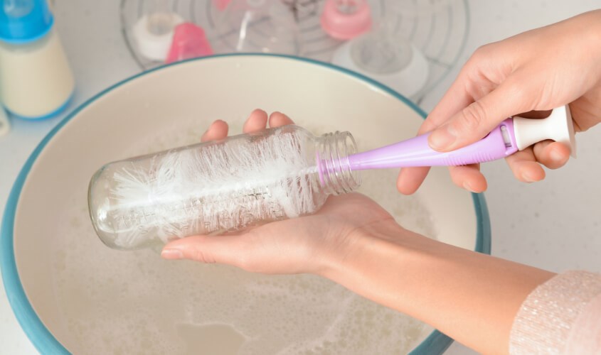 Ba mẹ nên vệ sinh ngay sau khi bé ăn xong