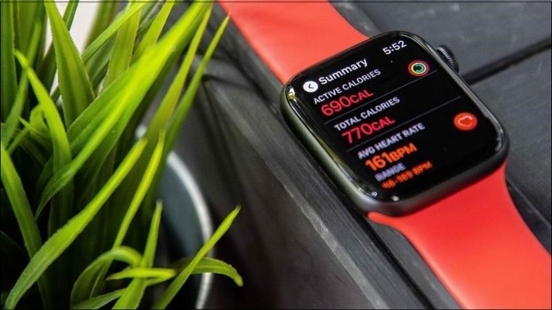 Cả hai d&ograve;ng đều được t&iacute;ch hợp t&iacute;nh năng theo d&otilde;i sức khỏe 