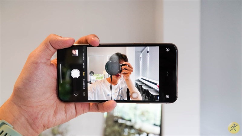 Camera trước iPhone 11 có phần nhỉnh hơn so với Xs Max Camera trước iPhone 11 có phần nhỉnh hơn so với Xs Max
