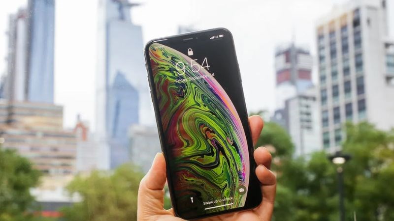 iPhone XS Max được ho&agrave;n thiện bởi th&eacute;p kh&ocirc;ng gỉ, đầy s&aacute;ng b&oacute;ng