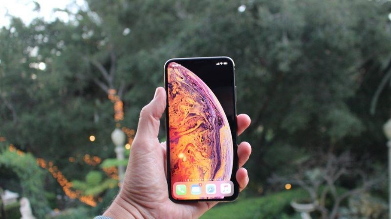 M&agrave;n h&igrave;nh của iPhone Xs Max rộng hơn so với iPhone 12