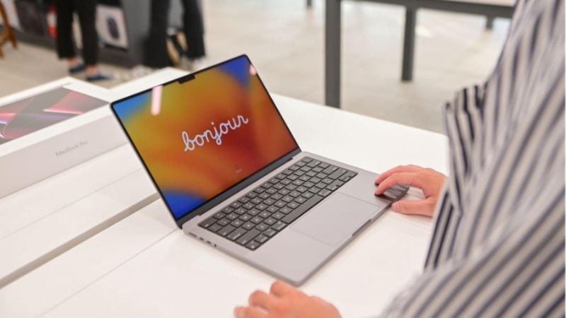 Cả 2 sản ph&acirc;̉m đ&ecirc;̀u r&acirc;́t b&ecirc;̀n bỉ nhưng Macbook Pro 16 inch sẽ duy trì l&acirc;u hơn khoảng 4 ti&ecirc;́ng