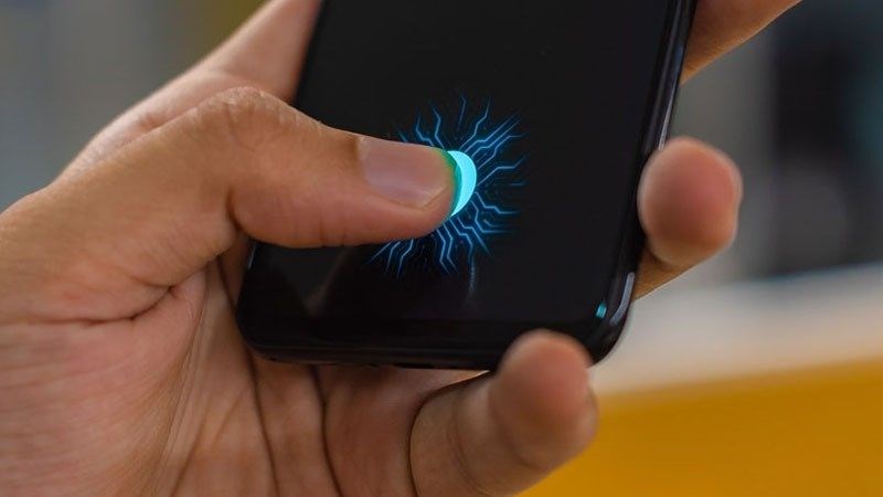 Tính năng mở khóa khu&ocirc;n mặt và mở khóa v&acirc;n tay tăng đ&ocirc;̣ bảo m&acirc;̣t cho thi&ecirc;́t bị