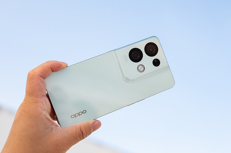 Mặt lưng của Reno8 Pro ch&iacute;nh l&agrave; k&iacute;nh cường lực Gorilla Glass 5