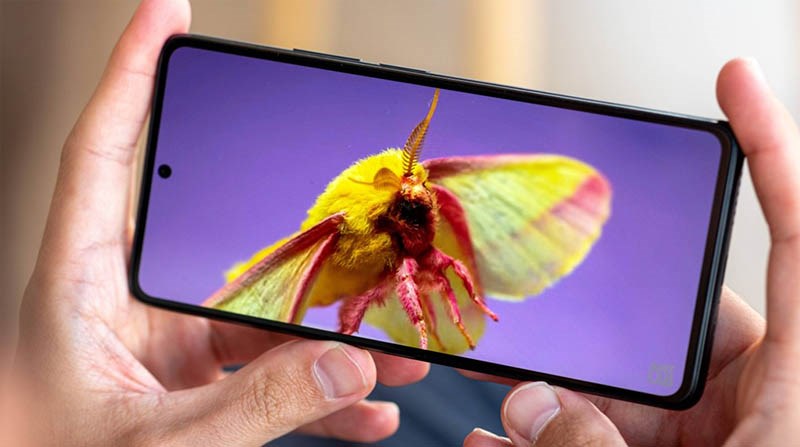 Cả hai đều sử dụng m&agrave;n h&igrave;nh AMOLED