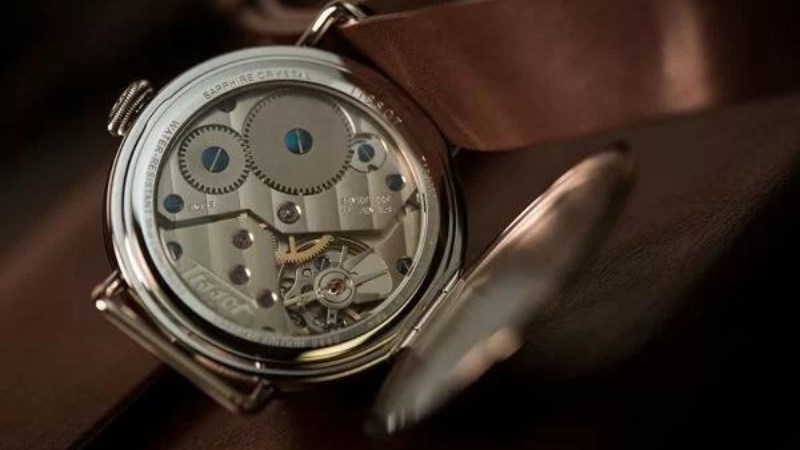 Được xem l&agrave; &ldquo;kẻ t&aacute;m lạng người nửa c&acirc;n&rdquo; so với đồng hồ của Thuỵ Sỹ