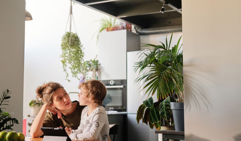 Trẻ rất cần sự hướng dẫn từ ba mẹ