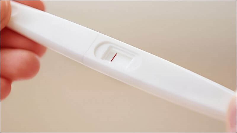 Kết quả âm tính khi chỉ xuất hiện một vạch màu đỏ ở vùng đối chứng và không có thêm bất kỳ vạch nào