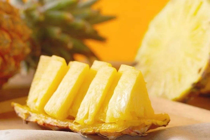 Dứa có chứa nhiều vitamin C giúp cải thiện làn da bị xỉn màu