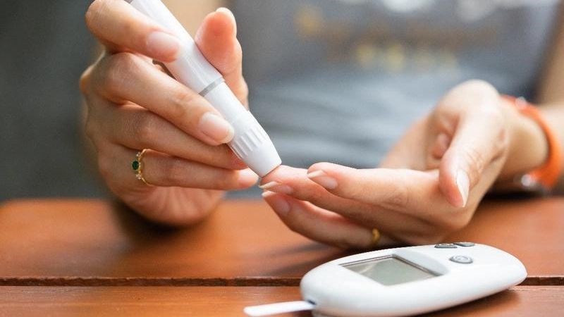 Bạn nên lấy máu từ ngón tay để kiểm tra đường huyết tại nhà