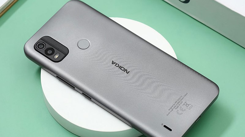 Điện thoại mang đến vẻ đẹp tinh tế với thiết kế mặt lưng dạng v&acirc;n