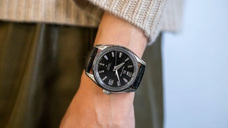 Đồng hồ c&oacute; bộ vỏ l&agrave;m từ bạch kim