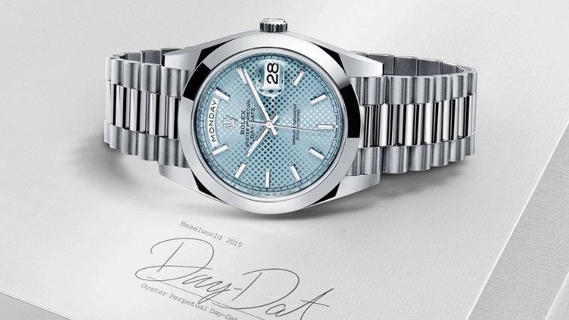 Rolex Day-Date 40 sở hữu vỏ platinum, mặt số xanh