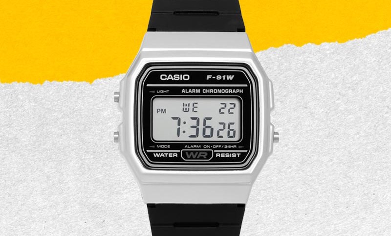 Thiết kế giản dị, cổ điển với mặt đồng hồ h&igrave;nh vu&ocirc;ng, viền bạc 