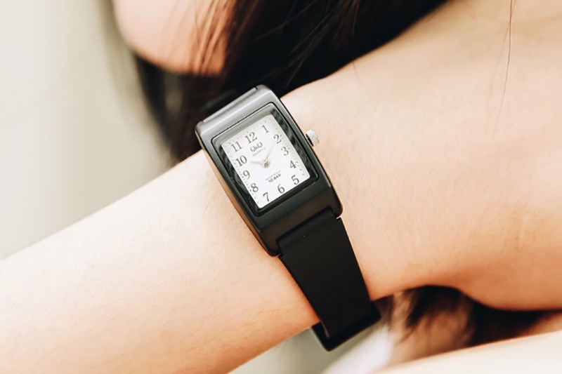 Đồng hồ nhỏ gọn l&agrave;m nổi bật đ&ocirc;i tay c&aacute;c n&agrave;ng