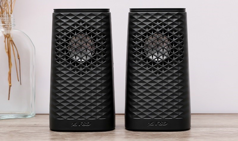 Thiết bị c&oacute; m&agrave;u đen sang trọng v&agrave; k&iacute;ch thước nhỏ gọn