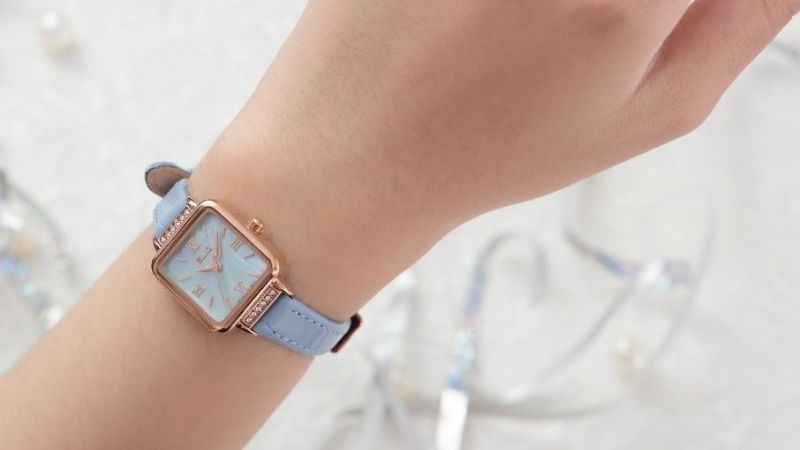 Đồng hồ ELIO EL085-01 với màu xanh lạ mắt Đồng hồ ELIO EL085-01 với màu xanh lạ mắt