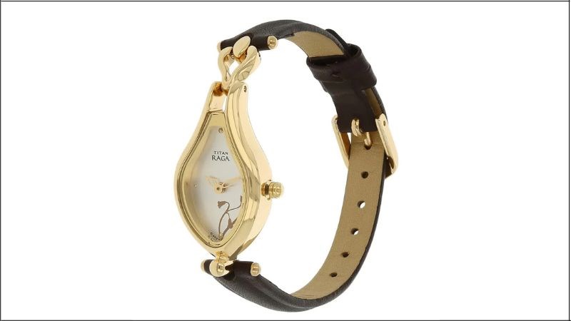 Đồng hồ TITAN 2457YL01 với thiết kế mặt đồng hồ độc lạ Đồng hồ TITAN 2457YL01 với thiết kế mặt đồng hồ độc lạ