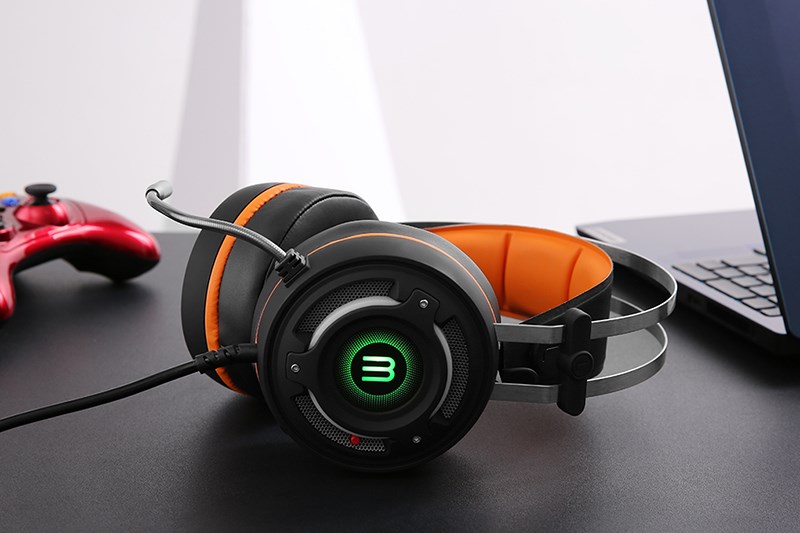 Sở hữu gam m&agrave;u đen cam bắt mắt, kiểu chụp tai c&ugrave;ng hệ thống treo