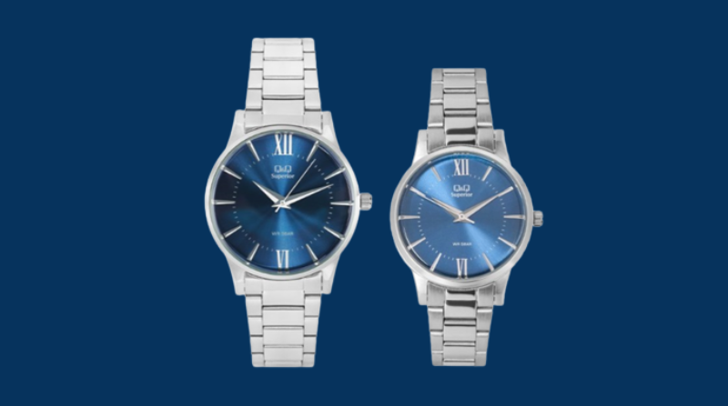 Mặt đồng hồ được thiết kế h&igrave;nh tr&ograve;n với m&agrave;u xanh Sapphire huyền b&iacute;