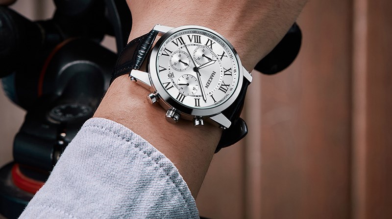 Chất liệu bằng hợp kim được sử dụng để l&agrave;m khung viền của đồng hồ