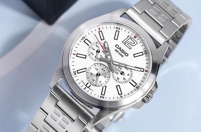 Thiết kế đường k&iacute;nh mặt 40.6 mm v&agrave; độ rộng d&acirc;y 19.9 mm