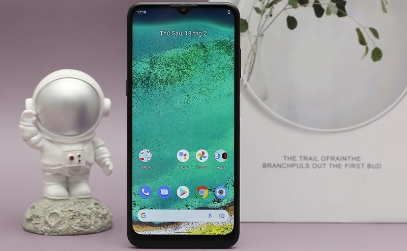 Trang bị khung kim loại và mặt lưng nhựa hoàn thi&ecirc;̣n nhi&ecirc;̀u chi ti&ecirc;́t