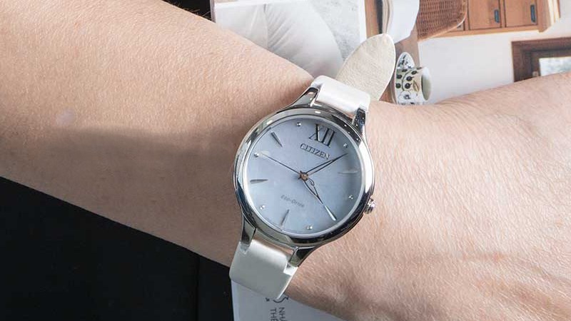 Mang lại cảm gi&aacute;c &ocirc;m v&agrave; trọng lượng cực kỳ nhẹ