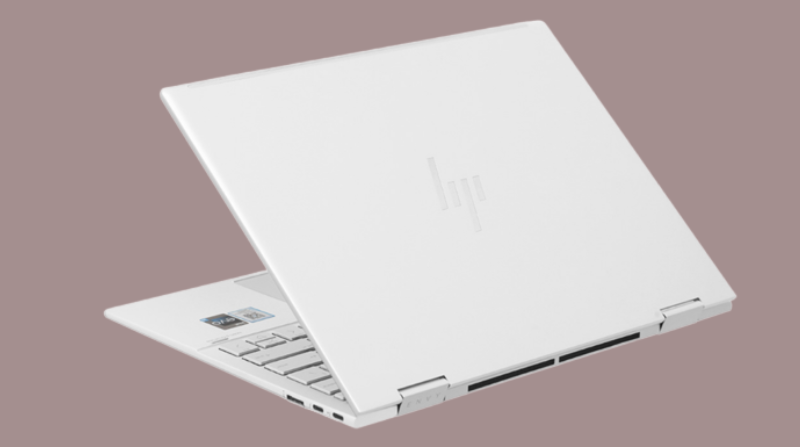 Ngoại h&igrave;nh tao nh&atilde; đến từ chiếc &aacute;o m&agrave;u bạc tạo vẻ sang trọng, thời thượng