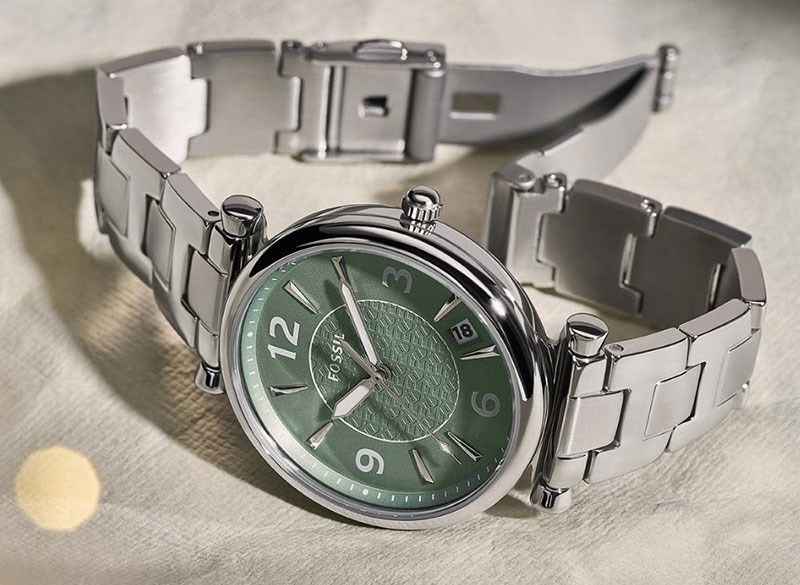 Kiểu d&aacute;ng sang trọng với mặt k&iacute;nh ngọc b&iacute;ch tinh tế