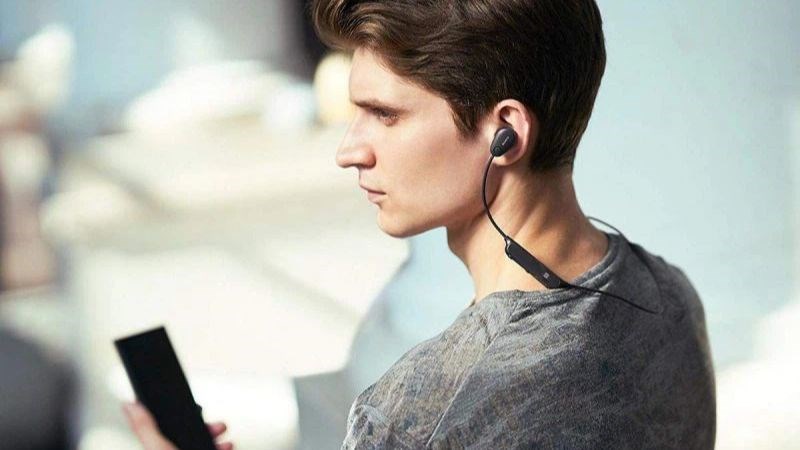 Tai nghe c&oacute; d&acirc;y chỉ cần gắn v&agrave;o thiết bị l&agrave; c&oacute; thể nghe được