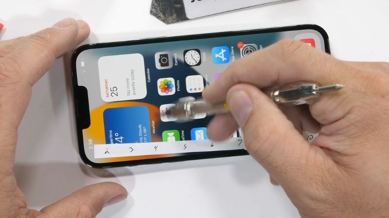 Thử nghiệm chống xước tr&ecirc;n iPhone 13 Pro Max