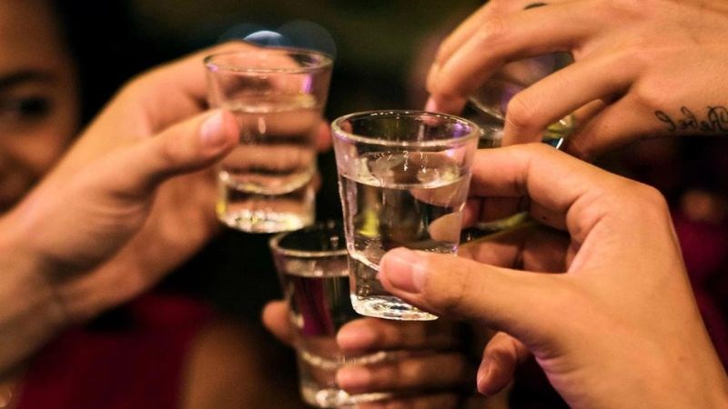 Uống quá nhiều rượu bia là nguyên nhân gây viêm gan do rượu Uống quá nhiều rượu bia là nguyên nhân gây viêm gan do rượu
